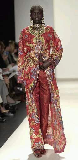Nadie se hubiera podido imaginar en esa época que los desfiles de moda acabarían siendo auténticos espectáculos, en los que las modelos ya no son sólo maniquíes, la música es tan importante como la ropa y las estrellas de cine llenan las primeras filas.

Diseño de Oscar de la Renta,.