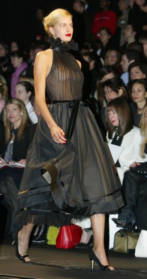 La diseñadora puso mucho cuidado en los accesorios, en especial a los lazos de terciopelo y cinturones que ayudan a resaltar la silueta femenina.
Diseño de Carolina Herrera