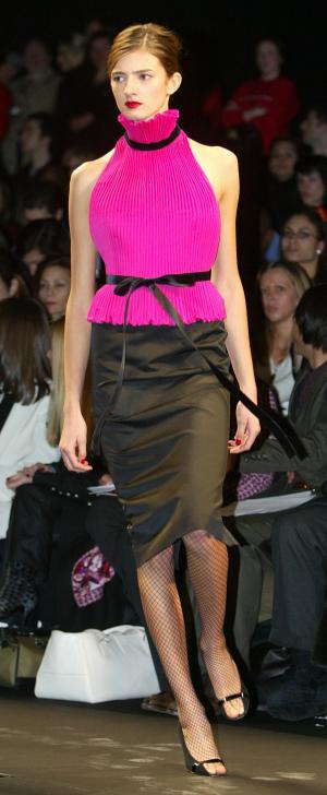 Como siempre, Herrera combinó la elegancia al estilo clásico con la versatilidad que se adapta a una mujer de cualquier tipo de edad, pero por encima de todo esta colección está diseñada para sus fieles clientes habituales.
Diseño de Carolina Herrera