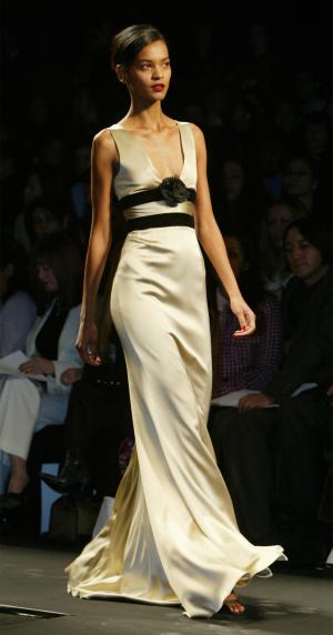 'La moda que propongo para el próximo otoño es muy femenina y seductora', explicó.

Aunque la piel tuvo una escasa presencia en sus diseños, fue el elemento más cotidiano, pero no por ello menos sofisticado.
Diseño de Carolina Herrera