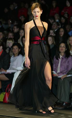 Asimismo, presentó trajes de noche inspirados en la sensualidad y el drama de los vestidos de cóctel neoyorquinos, así como se pudieron ver ciertas influencias de la moda europea de mitades del siglo pasado.
Diseño de Carolina Herrera