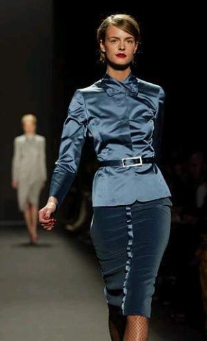 Todo un icono del estilo, Herrera sigue combinando la sofisticación con lo moderno en una colección donde las prendas que presentó, muestran una continuación con su anterior trabajo.
Diseño de Carolina Herrera