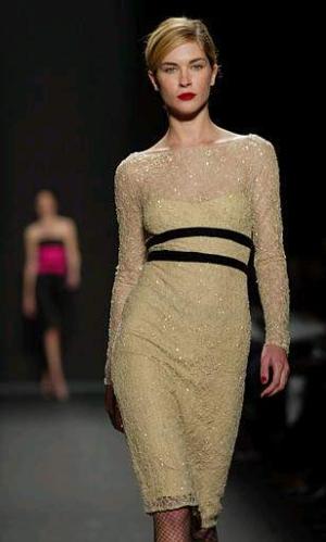 La diseñadora venezolana Carolina Herrera regresó a las pasarelas de Nueva York para presentar su nueva colección otoño invierno 2003 inspirada en las heroínas de las películas de Alfred Hitchcock.