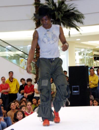 A las 18:00 horas del miércoles 19, una plaza comercial ubicada sobre Cuatro Caminos, sirvió como punto de encuentro entre artistas y danzantes locales, quienes disfrutaron toda la energía y conocimientos de la compañía Urban Tap