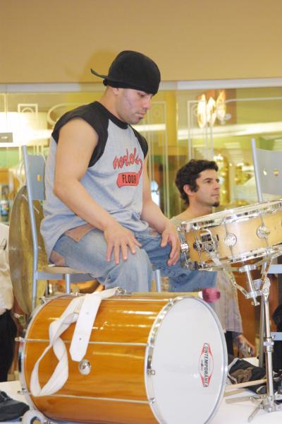 Quien lo viera en la calle, no imaginaría que Iván Manríquez pertenece al importante grupo de baile Urban Tap. Él es el único mexicano que forma parte del elenco -nació en Mexicali- pero desde muy pequeño se fue a vivir a California. 
Apenas tiene un año en Urban Tap, dice que en cada concierto el nerviosismo se apodera de él, pero cuando entra en contacto con los ritmos que emiten sus compañeros, su cuerpo comienza a moverse... es su manera de expresión.