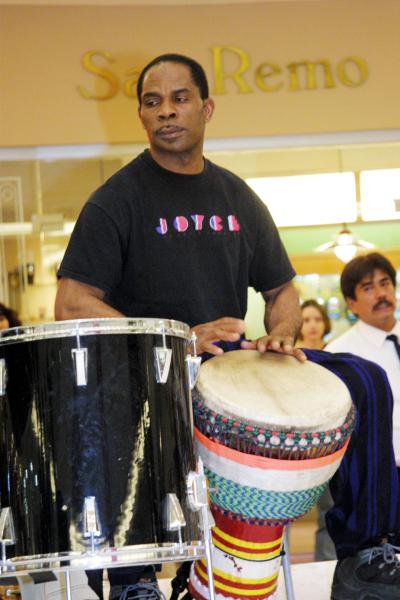Muestras de bailes de estilo libre como el capoeira, el africano, y la música hip-hop, con un montaje de video nacido “en vivo” durante cada show; con sonidos estimuladores de drumming haitiano, la percusión de mundo, el violoncello, la trompeta, las voces y más