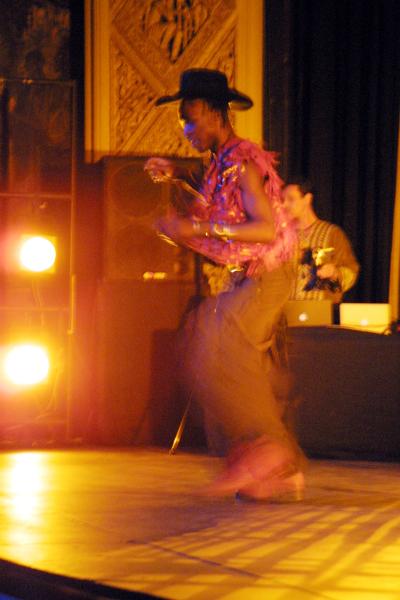 El concepto que maneja Urban Tap fue explicado fácilmente por Tamango, su creador, quien asegura que como bailarín, músico y pintor, siente que la mejor manera de describir su trabajo es pensando en color y ritmos. “Mi elemento principal es el ritmo, no porque baile Tap, sino porque cuando cierro los ojos en una habitación vacía, yo oigo el ritmo de mi corazón”.
