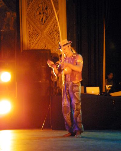 Comandados por el bailarín, pintor y músico Tamango, los elementos de Urban Tap presentaron Full Cycle, el más reciente espectáculo que están ofreciendo a lo largo y ancho del mundo. Full Cycle o Círculo Completo representa una mezcla internacional de un selecto grupo de colaboradores-artistas con un innovador repertorio de ritmos orquestados para cada expresión.