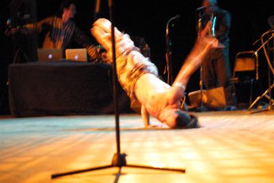 El teatro Isauro Martínez no pudo contener más la magia. La noche del jueves 20, el grupo Urban Tap hizo una mezcla de diferentes ritmos y culturas; aquí no hubo diferencias, tanto público como artistas estuvieron en comunión con la música y el baile, esas que provocan que el alma de la gente quede liberada.