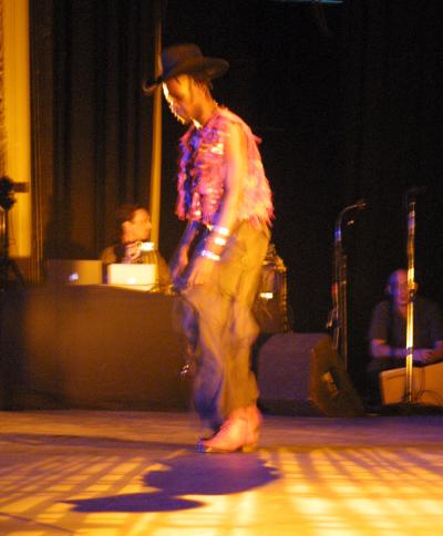 Fue imposible que el cuerpo no sintiera el deseo de bailar... los pies se movían al ritmo de la música; los sonidos de las percusiones, la trompeta, el cello y el bajo, aunado al juego de luces- resultaron hipnotizantes.
