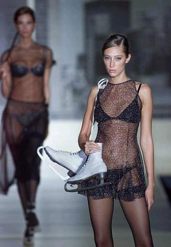 La ropa interior cobra absoluta relevancia y aparece, por debajo de prendas 'sport', bordada con perlas y 'strass' al tiempo que los vestidos negros se salpican de purpurina y estampados a mano ricos en detalles artesanales. 
Diseño: Andres Sadra