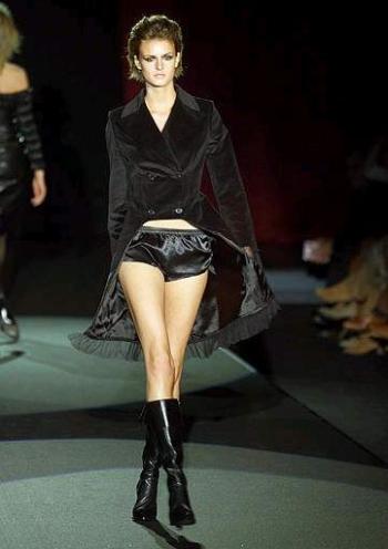 También cobraron protagonismo las prendas metalizadas en plata, acompañadas de piezas en napa envejecida, faldas en fucsia brillante, abrigos largos de terciopelo o trajes en tejidos damasquinados.

Diseño : Antonio Pernas