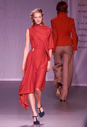 Muy aplaudida fue la colección del madrileño Jesús del Pozo cuya principal apuesta fue la de las blusas y chaquetas que dibujan la figura femenina y destacan su silueta.
Diseño: Jesus del Pozo