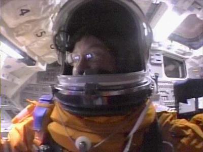 El vídeo fue grabado con una pequeña cámara montada cerca del piloto del transbordador, Will McCool, que la retira y la entrega a la especialista Laurel Clark para que siga filmando, según la NASA, que   demoró la divulgación de las imágenes para que pudieran verlas primero los familiares de los siete astronautas que perecieron en la destrucción del Columbia.