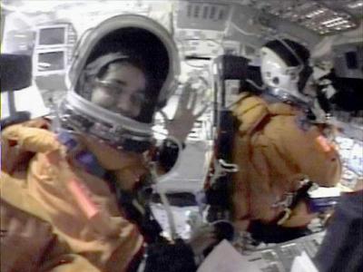 La calma con la cual los astronautas, vestidos con sus trajes espaciales de color anaranjado, se preparaban para el aterrizaje muestra que no esperaban problemas ni una emergencia
***
EN EL GRÁFICO:  La astronauta de origen hindú  Kalpana Chawla saluda a la cámara