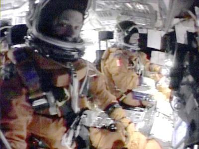 Los astronautas del transbordador Columbia realizaban las tareas rutinarias y conversaban tranquilos el 1 de febrero, pocos minutos antes de que su nave se desintegrara en el cielo sobre Texas, según un vídeo difundido hoy por la agencia espacial estadounidense (NASA)