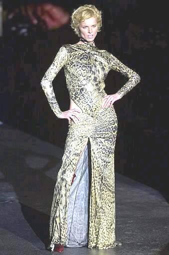 'Top model' de la talla de Eva Herzigova presentaron sobre sandalias altísimas y botas hasta la rodilla conjuntos vaporosos que realzan las piernas y chaquetones de cuero estilo años 80 con adornos geométricos.    *    Diseño de: Roberto Cavalli