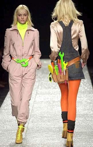 El blanco, el negro y el rojo dominaron la propuesta de Moschino, que esta vez dejó de lado la provocación y presentó una línea equilibrada y rigurosa, en la que se vio alguna minifalda con lunares y que parece revolotear.   **   Diseño de: Moschino