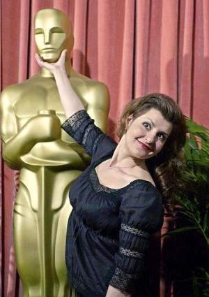 Nia Vardalos bromea con la estatuilla del 'Oscar'. Nia está nominada por el guión de la película 'My Big Fat Greek Wedding'