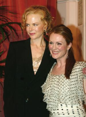 Nicole Kidman nominada a mejor actriz por The Hours fue captada con  Julianne Moore, esta última es la única nominada a dos premios 'Oscar'