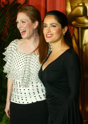 La actriz Julianne Moore (lzq) fue captada en compañía de Salma Hayek.
Julianne Moore está nominada dos veces,  como mejor actriz por su papel en  'Far from Heaven'  y  como mejor actriz de reparto por  'The Hours'