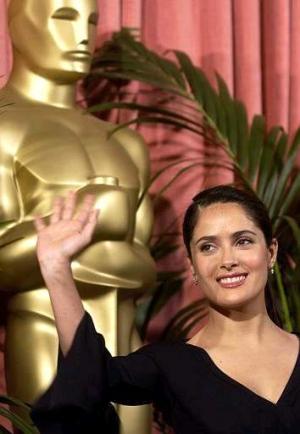 Hayek fue nominada en la categoría de mejor actriz como protagonista de 'Frida'. La cinta acerca de la vida de la pintora mexicana Frida Kahlo obtuvo un total de seis candidaturas: la ya mencionada de mejor actriz y también las mejor dirección artística, vestuario, maquillaje, partitura original y canción original.