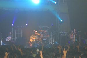 Los minutos fueron pasando y las canciones también. El turno de las guitarras acústicas había terminado. Saúl y el Vampiro abandonaron los bancos para empezar a menear la melena con sus guitarras eléctricas, con las cuales dejaron pasmados a más de uno con sus potentes riffs.