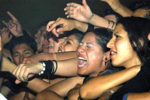 A las 10:24 de la noche, las instalaciones del Centro de Convenciones parecían venirse abajo. Después de mucho pedirlo, Saúl, Alfonso y César tocaron La Célula que Explota, fue definitivamente el clímax del concierto, de esa relación que fue subiendo de tono al transcurso del show.