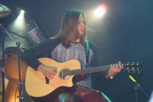 Nubes, Detrás de los Cerros, El Ojo de Venado, Viento y Dime Jaguar fueron el principio de una gran noche. Saúl no podía ocultar su alegría. Aferrado a su guitarra e interpretando sus composiciones, veía detenidamente al amante que se le entregaba al grupo sin dudar: el público.