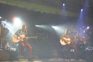 La primera parte del concierto fue totalmente acústica. Las metáforas y poesía que utiliza el respetado rockero en sus letras, paseaba entre el público.