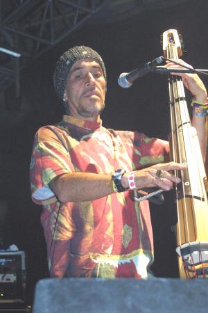 “Si mis plegarias no fueran a la Virgen, sino a ti...” los primeros acordes de Quisiera ser Alcohol resonaron en el lugar, toda la energía que el público contuvo durante la hora con 20 minutos que tuvo el concierto de retraso, estaba saliendo a borbotones.