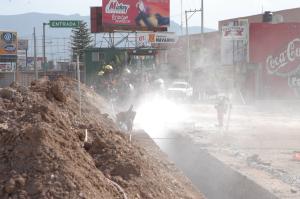 Con una presión de 45 libras por metro cúbico, es la fuerza con que se fugaron decenas de litros de gas por el tubo dañado, mientras que se agilizaban las labores de “presionar” dos extremos de la línea a efecto de que ya no escapara el hidrocarburo y de esta manera proceder a la reparación del tramo afectado, informó Cecilia Murillo Murillo, responsable de Relaciones Públicas de Ecogas.

***


La funcionaria de Ecogas aseguró que sólo fueron daños materiales los que resultaron en este siniestro, que hasta el momento no han sido cuantificados, pues primeramente era necesario que se evitara la fuga del combustible.