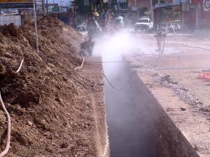 Gran movilización de los cuerpos de seguridad y rescate provocó la ruptura de una tubería de la empresa Ecogas, luego que uno de los traxcavos que realizan trabajos en la construcción de un paso subterráneo entre dos centros comerciales ubicados en bulevar Revolución y calzada Saltillo 400, dañó la línea principal de seis pulgadas de diámetro.