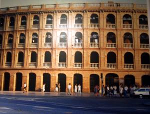 Plaza de Toros de España es parte de un trabajo que se inició en 1976, en el departamento de Proyectos Arquitectónicos de la Escuela Técnica Superior de Arquitectura de Sevilla, a cargo de Gonzalo Díaz, Y.Recaséns y Guillermo Vázquez Consuegra.