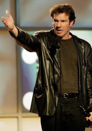 Dennis Quaid, quien ganó por su papel secundario como un esposo homosexual en la cinta Far from Heaven, expresó que no quería politizar los premios Independent Spirits. 'Es un momento muy extraño para todos nosotros', dijo a los reporteros detrás del escenario.