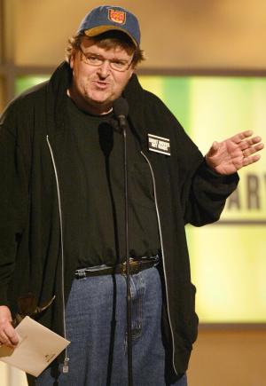 El documentalista Michael Moore, autor del popular cortometraje contra la posesión de armas de fuego 'Bowling for Columbine',  calificó a Bush de 'presidente ficticio' enfrascado en 'terrorismo'.