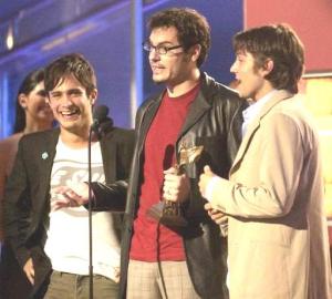 La película mexicana 'Y tu mamá también' obtuvo el premio a la Mejor Cinta Extranjera en la entrega de los 'Spirit Awards', que se otorga a lo mejor del cine independiente en Estados Unidos.
  El premio para la película galardonada como la mejor cinta del 2002 por la Asociación de Críticos de Cine de Los Angeles, fue recibido el sábado por Carlos Cuarón, autor de la historia junto con su hermano Alfonso.