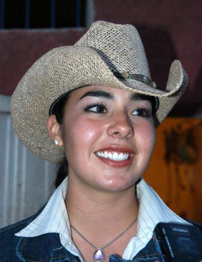 Una escaramuza que se caracterizaba por su radiante sonrisa era Karla Elvira Rodríguez Romero, que cuenta con 19 años de edad, quien confesó que primero aprendió a montar que a caminar. 

Ella es oriunda de San Pedro de las Colonias, Coahuila, y por cuestiones de estudio tuvo que cambiar su residencia a Torreón hace aproximadamente un año y medio. 

Tanta es su pasión por los caballos, que se decidió a estudiar la carrera de Médico Veterinario Zootecnista (MVZ) en la Universidad Autónoma Agraria Antonio Narro (UAAAN): “Mi papá es un hombre de a caballo, es por eso que me gustó andar en este medio”.