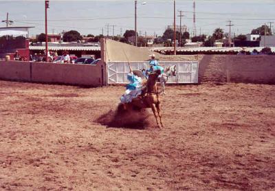 Pero definitivamente al asistir a una fiesta charra, se demuestra lo contrario. Todo el grupo de escaramuza es independiente de los equipos de los charros, montan en yeguas, su pose es diferente a la hora de ensillarse y realizan suertes que no tienen nada que ver con los charros. Pero una cosa es similar con los hombres. Son valientes y como ellas dicen, “somos mujeres de a caballo y no nos rajamos”.