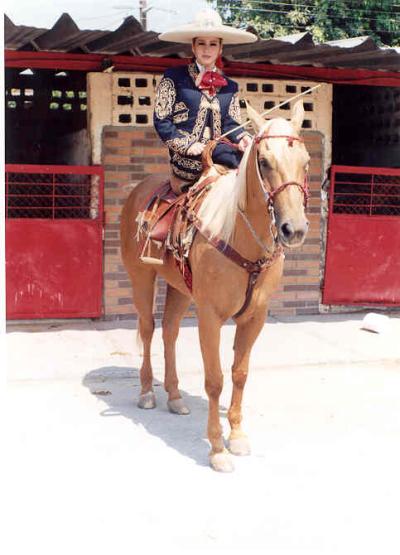 Al mencionar la palabra “escaramuza”, se viene a la mente la imagen de las mujeres que se presentan en las charreadas, vestidas con sus trajes típicos de adelitas.