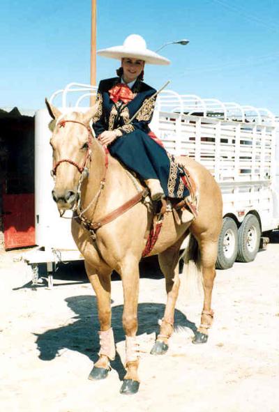 Actualmente la escaramuza charra forma parte integral de la charrería, y es el marco de belleza y destreza que adorna la fiesta mexicana. La escaramuza puede ser integrada por seis, ocho o 12 amazonas, que en sus presentaciones demuestran su agilidad y audacia, dejando muy en claro que se requiere de mucha valentía para ejercer el dominio sobre sus caballos.