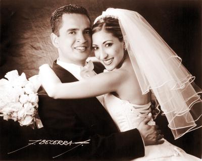 Lic. Érik Mauricio Fernández Vázquez y Lic. Mayela Castellanos del Río recibieron la bendición nupcial el cinco de abril de 2003