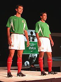 Jared Borguetti portó el uniforme de local durante la presentación.