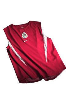 Las prendas, lisas en su totalidad, combinan los colores verde, rojo y blanco. Las playeras tienen como única diferencia dos rayas en los costados, que contrastan con el tono predominante.