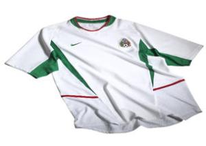 Con el fondo del Monumento a la Revolución como escenario, los tres uniformes (de local, visitante y entrenamiento) de la Selección mexicana de futbol fueron presentados como un 'trozo' de la Bandera Nacional