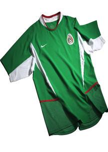 La Federación Mexicana de Futbol presentó los uniformes que utilizará el equipo tricolor durante el próximo ciclo mundialista que concluirá en Alemania en el 2006 y que estrenarán el próximo 30 de abril en un partido amistoso contra Brasil.