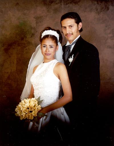Sr. Santiago Salazar Valles y Srita. Yadira Favela Dávila contrajeron matrimonio el 12 de abril de 2003