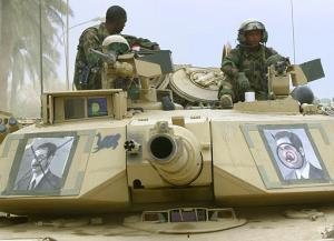 Sin embargo, las pequeñas festividades callejeras en honor a Saddam, quien nació hace 66 años, fueron interrumpidas por soldados de Estados Unidos con sus rifles M-16 que llegaron a bordo de vehículos blindados Bradley. 

'Sólo queremos celebrar en paz', sostuvo la maestra de primaria Sabahan Harez, de 50 años. '¿Dónde está la famosa libertad de expresión que tanto presumen los estadounidenses?', preguntó. 

Mientras varios helicópteros artillados sobrevolaban el área, las tropas colocaban alambre de púas en algunos barrios e inspeccionaban vehículos, al tiempo que los tanques circulaban lentamente por las calles de la ciudad, haciendo que el tránsito vehicular se convirtiera en un caos.