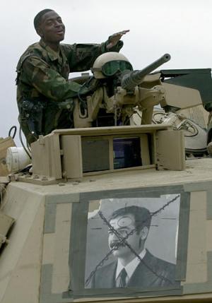 El lunes, los retratos y estatuas de Saddam ya no estaban o permanecían desfigurados, con sus gruesos bigotes pintados o arrancados. 

Por días, corren rumores de que Saddam planea desatar algún tipo de violencia en la ciudad para marcar su cumpleaños. Pero no había evidencias de que un plan semejante fuera a concretarse.
