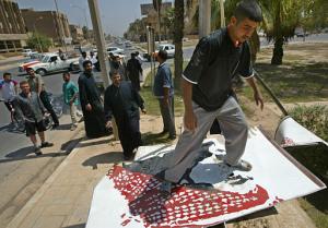 'Saddam Hussein es uno de los grandes líderes árabes. No es importado, nació en Irak', dijo Abdula Ialeh Hussein, quien se identificó como el primo de Saddam. 'Ahora estamos bajo ocupación de Estados Unidos, pero continuaremos respaldándolo (a Saddam)', expresó. 

En Bagdad, a casi tres semanas de la toma de la ciudad por parte de soldados estadounidenses, por primera vez en muchos años no se celebraron las masivas y obligatorias marchas orquestadas por Saddam. 

'Cada vez que teníamos esas elecciones para presidente, todos votaban por él, 100%', dijo Hussein al-Khafaji, un coronel de la fuerza aérea iraquí. 'Hoy, nada sucederá, y esto demostrará que a ninguno de nosotros le gustaba Saddam', expresó.